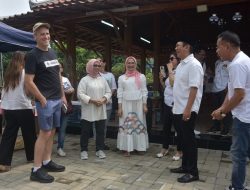 Dani Ramdan Dikerumuni Warga dan WNA di TPS 023, Diskusikan Perkembangan Kabupaten Bekasi