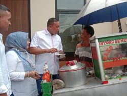 Tri Adhianto Sempatkan Makan Bakso Gerobak Usai “Nyoblos”   