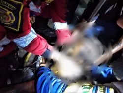 Petugas Disdamkarmat Kabupaten Bekasi Evakuasi Pekerja Terjebak dalam Tangki Oli   