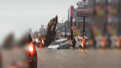 Suzuki Swift Terperosok di Lubang Jalan Jatiwaringin