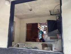 Begundal Bersenjata Tajam Rusak Pos Keamanan dan Kalungkan Celurit ke Leher Warga di Bekasi Barat