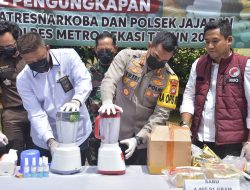 Jelang Tahun Baru, Polres Metro Bekasi Blender 4,4 Kg Sabu-sabu dan Bakar 6,4 Kg Ganja