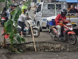 Jembatan Manunggal Cikarang Barat Ambles Satu Meter