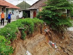 Waspada Longsor! Enam Rumah Hilang di Bantaran Kali Bekasi