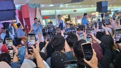 Kahitna Hibur Pengunjung Metropolitan Mall Bekasi
