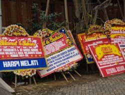 Karangan Bunga Ucapan Selamat Berdatangan ke Kediaman Tri Adhianto