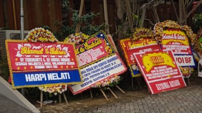 Karangan Bunga Ucapan Selamat Berdatangan ke Kediaman Tri Adhianto