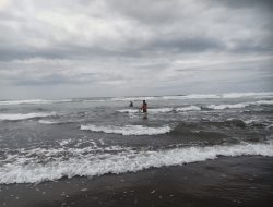 Punya Palung Berbahaya, Wisatawan Pantai Parangtritis Dihimbau Waspada