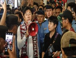 Shin Tae-yong Resmi Tinggalkan Indonesia, Ratusan Suporter Beri Salam Perpisahan