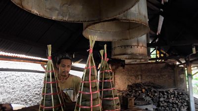 Dodol Cina dari Cikarang Diproduksi secara Tradisional