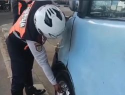 Tim Reaksi Cepat Dishub Kota Bekasi Tertibkan Angkot Parkir Sembarangan di Trotoar Jalan KH Noer Ali