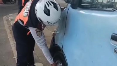 Tim Reaksi Cepat Dishub Kota Bekasi Tertibkan Angkot Parkir Sembarangan di Trotoar Jalan KH Noer Ali