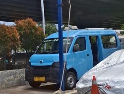 Angkot Kembali Parkir Sembarangan di Trotoar Jalan KH Noer Ali Meski Baru Ditertibkan Tim Reaksi Cepat Dishub Kota Bekasi