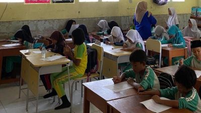 Guru Honorer: Dilema Antara Pengabdian dan Kesejahteraan