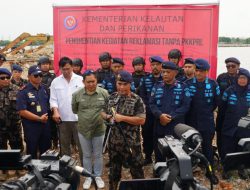 KKP Segel Pagar Laut di Perairan Tarumajaya Bekasi   