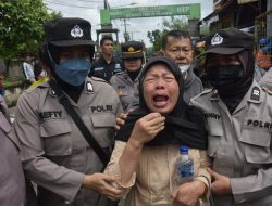 Perempuan Paruh Baya Menangis Histeris saat Eksekusi Pengosongan Lahan di Tambun Selatan