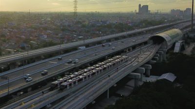 Puluhan Penumpang LRT Jabodebek Dievakuasi Gara-gara Ini