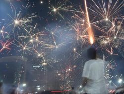 Ribuan Warga Pesta Tahun Baru di Bundaran Summarecon Bekasi