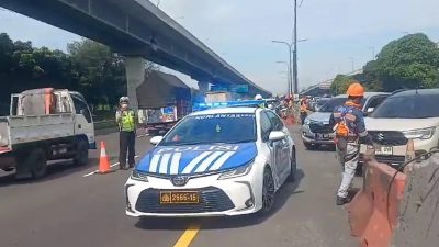 Long Weekend Tol Jakarta-Cikampek Padat, Contraflow Diberlakukan 