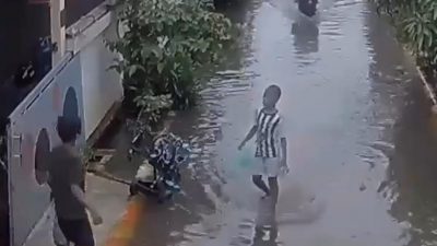 Viral Ayah Lempar Anak ke Genangan Banjir di Cibitung Bekasi