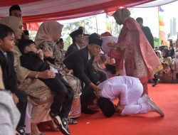 Ade – Asep Sungkem ke Orangtua