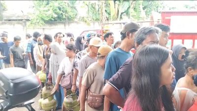 Antrean Pembeli Elpiji Masih Terjadi di Kota Bekasi, Emak-emak: Pejabat Harus Turun Langsung!
