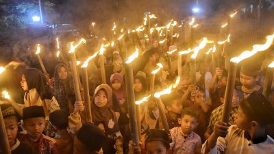 Pawai Obor Sambut Ramadan Tempuh Jarak 3 Km di Kalijaya Cikarang