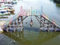 Jembatan Cinta Tarumajaya Tak Terawat
