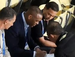 Patrick Kluivert Saksikan Laga Persija vs PSBS Biak di Stadion Patriot Candrabhaga 