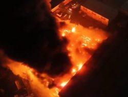 Kebakaran Landa Gudang di Tambun, Kobaran Api Membumbung Tinggi