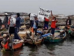 Nelayan Desak Pembongkaran Pagar Laut di Perairan Tarumajaya