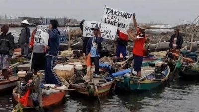 Nelayan Desak Pembongkaran Pagar Laut di Perairan Tarumajaya