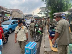 Satpol PP Kota Bekasi Tertibkan Pedagang di Depan Stasiun Bekasi, Jualan Lagi Disanksi Tipiring