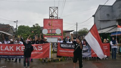Ratusan Warga Perumahan Telaga Harapan Aksi Jalan Kaki Tolak Pembangunan Underpass Metland Cibitung