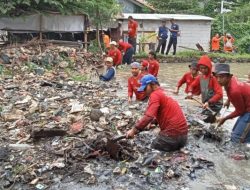 Kali Irigasi Teluk Pucung Penuh Sampah, Ini Upaya Petugas Gabungan