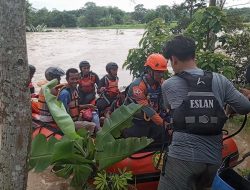 Delapan Petani Terjebak Banjir Berjam-jam di Sawah Kampung Jati Cikarang   