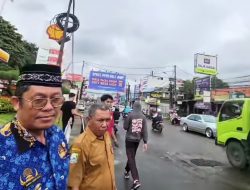 Camat Pondokgede Beli Aspal Sendiri demi Keselamatan Warga