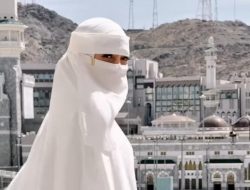 Celine Evangelista Tampil Bercadar saat Umrah Pertama Kali usai Resmi Jadi Mualaf