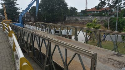 Jembatan Darurat Kemang Pratama Sudah Tersambung, tapi Belum Bisa Dilintasi, Ini Sebabnya