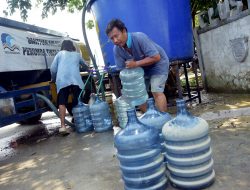 Perumda Tirta Bhagasasi Salurkan Bantuan Air Bersih kepada Warga Terdampak Banjir di Kabupaten Bekasi