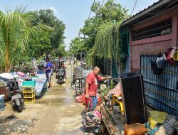 Warga Perumahan The Palm Residence Sibuk Bersihkan Perabotan Pascabanjir