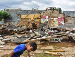 Warga Desa Telajung Cikarang Korban Puting Beliung Keluhkan Bantuan Material Terbatas