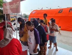 Telkomsel Bantu Warga Terdampak Banjir di Bekasi   
