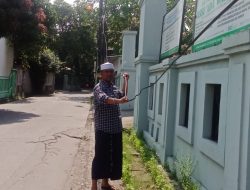 Kabel Menjuntai di Gerbang Pesantren Assu’ada Margamulya, Warga Khawatirkan Keamanan Santri   