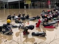Motor-Motor Terendam Banjir di Parkiran Stasiun Bekasi