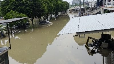 Banjir di Mal Bekasi Belum Surut, 11 Pompa Air Dikerahkan