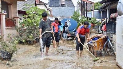 Perumda Tirta Patriot Kerja Bakti Bersihkan Lumpur di Wilayah Pelayanan Zona III
