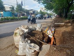 Membahayakan, Lurah Bojong Menteng Desak Galian Kabel Optik Ditutup Rapi