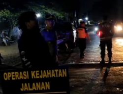 Operasi Kejahatan Jalanan di Cikarang, Pengendara Tak Bawa SIM-STNK Dihukum Menyanyi Indonesia Raya
