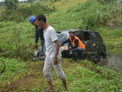 Diterjang Puting Beliung, Mobil Suzuki APV Terbang ke Sawah di Cikarang   